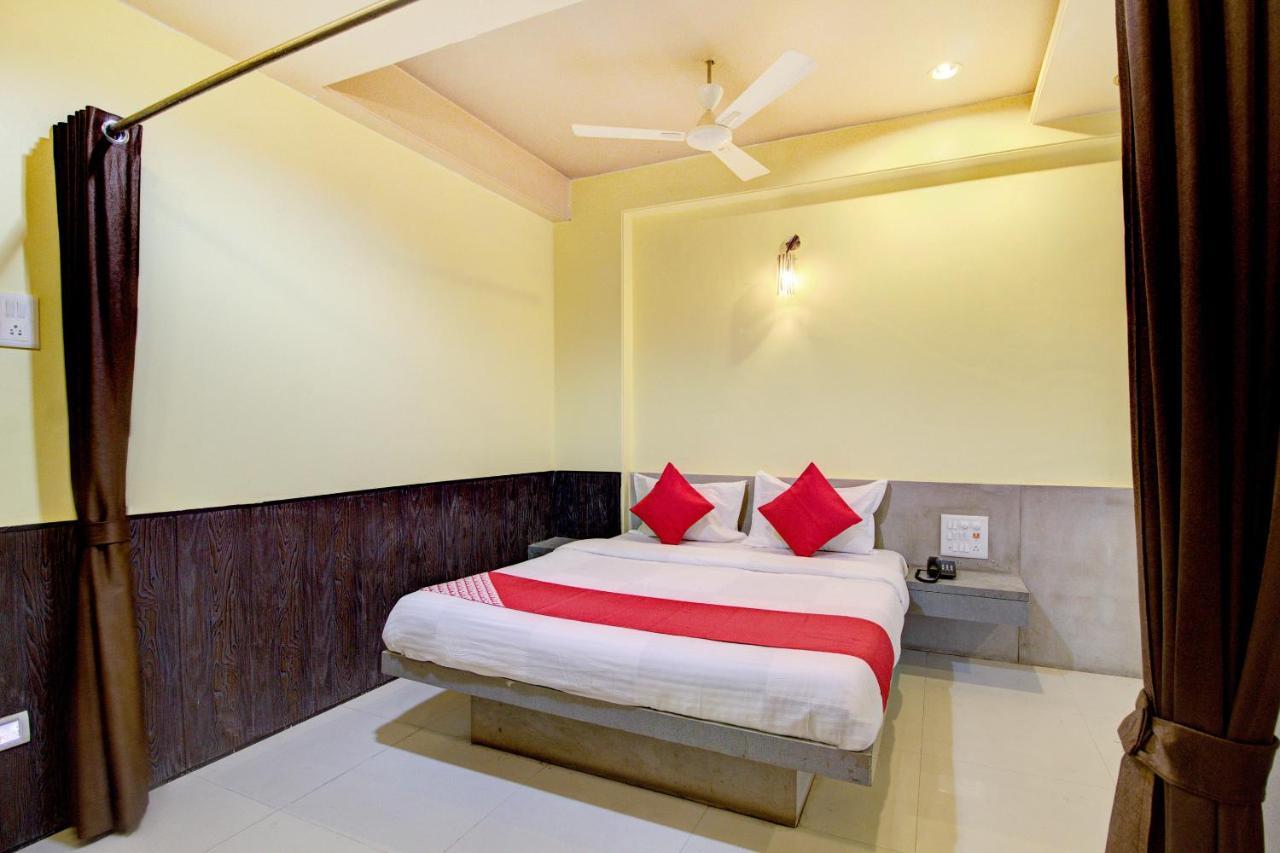 Oyo Slp013 Savan And Sapna Lodging Hotel Solapur Bagian luar foto