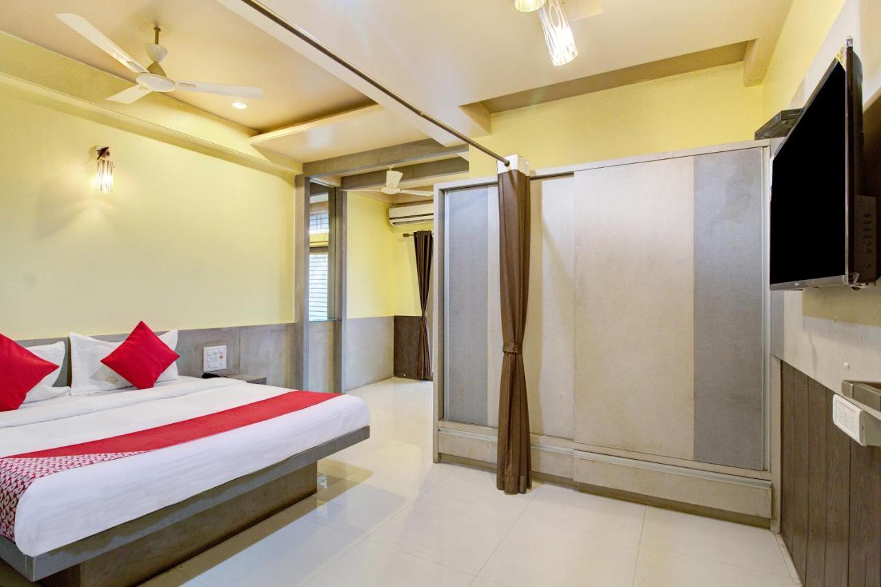 Oyo Slp013 Savan And Sapna Lodging Hotel Solapur Bagian luar foto